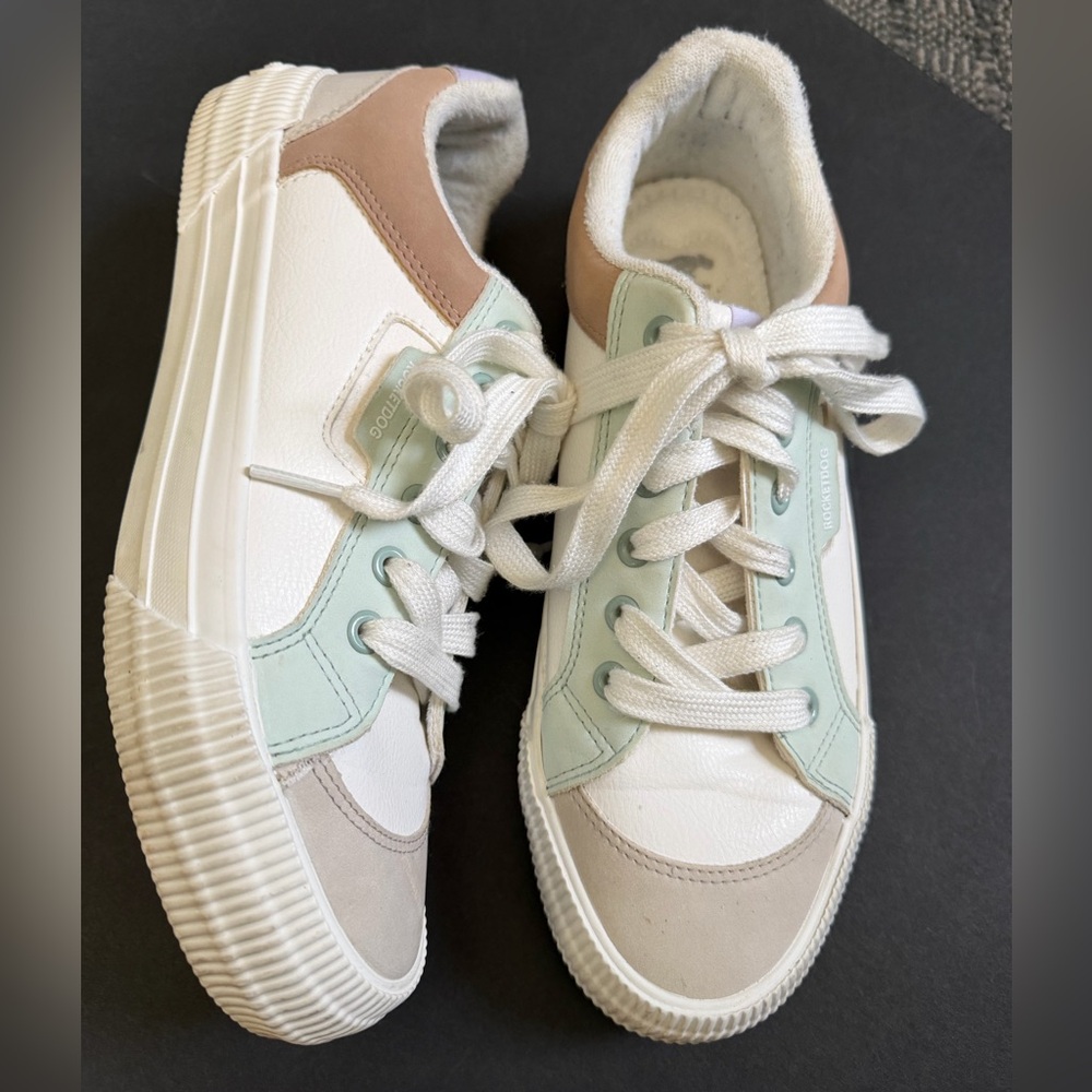 Euc leather Rocketdog tennis shoes Sz 9 women’s. Super cute!